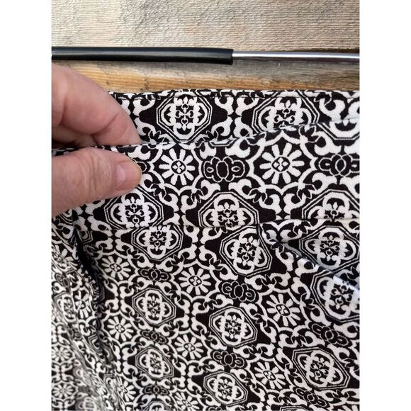 Chico’s size 4 So Slimming tile print  straight fit pants - Picture 5 of 6